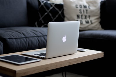 棕色木制中间桌上的MacBook Air